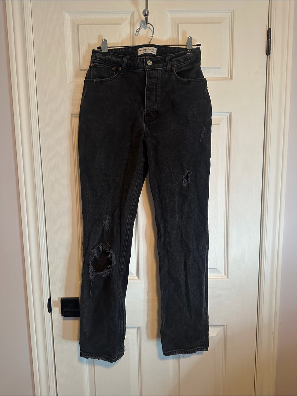 Abercrombie Black Distressed High-Rise Womenโs Jeans